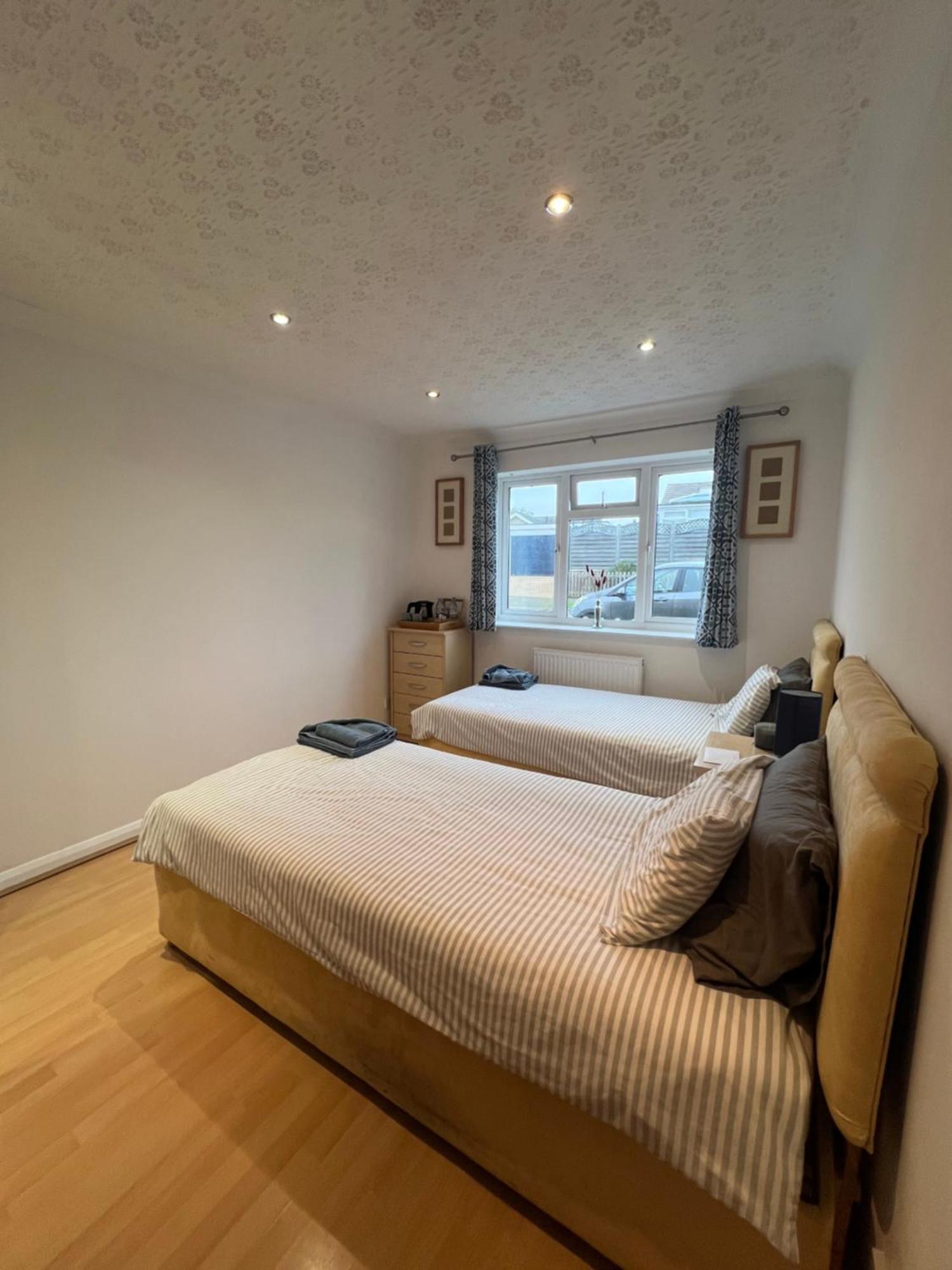 Twin Room At The Bungalow With Shared Shower Room Kettering Extérieur photo