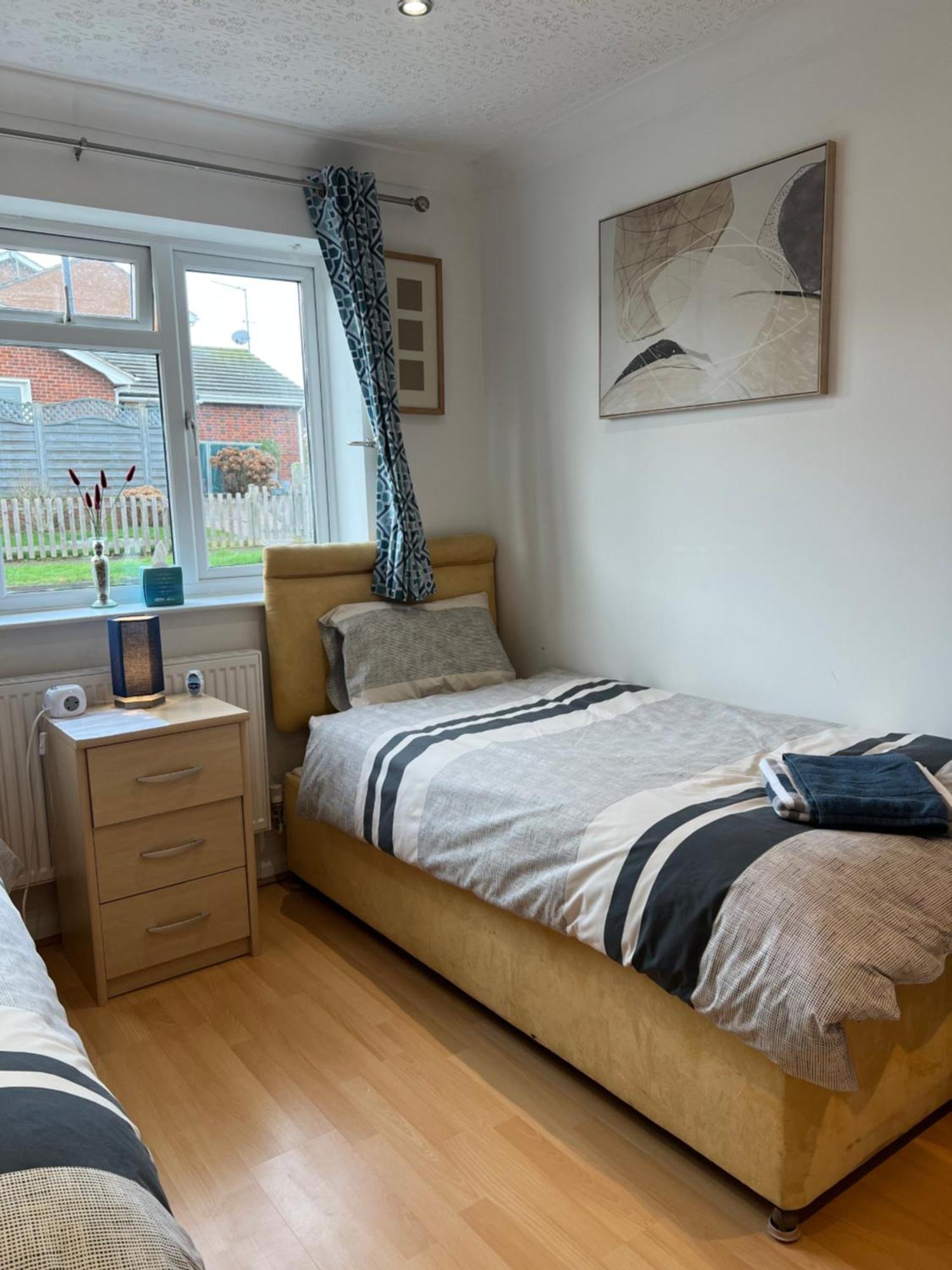 Twin Room At The Bungalow With Shared Shower Room Kettering Extérieur photo