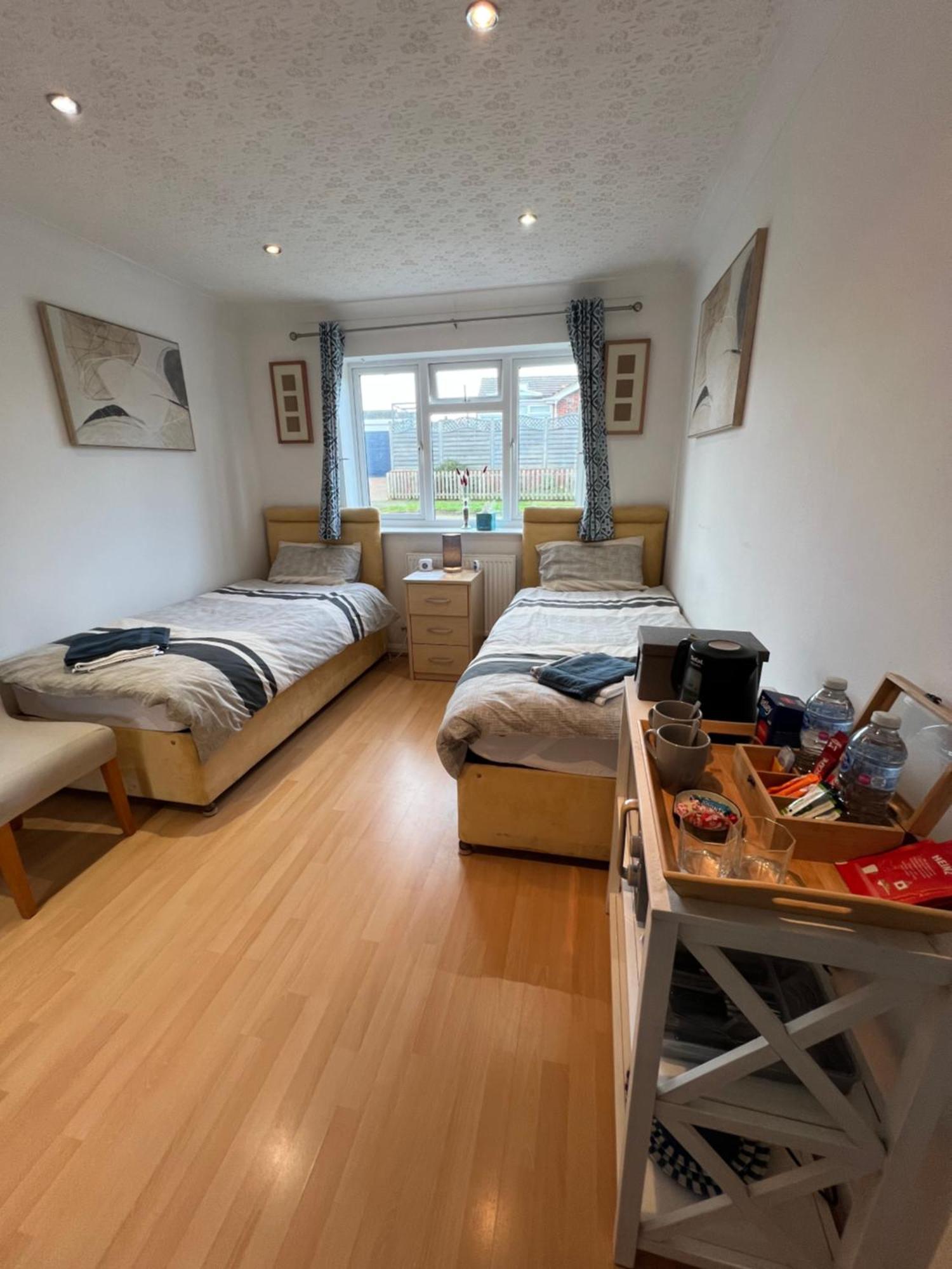 Twin Room At The Bungalow With Shared Shower Room Kettering Extérieur photo