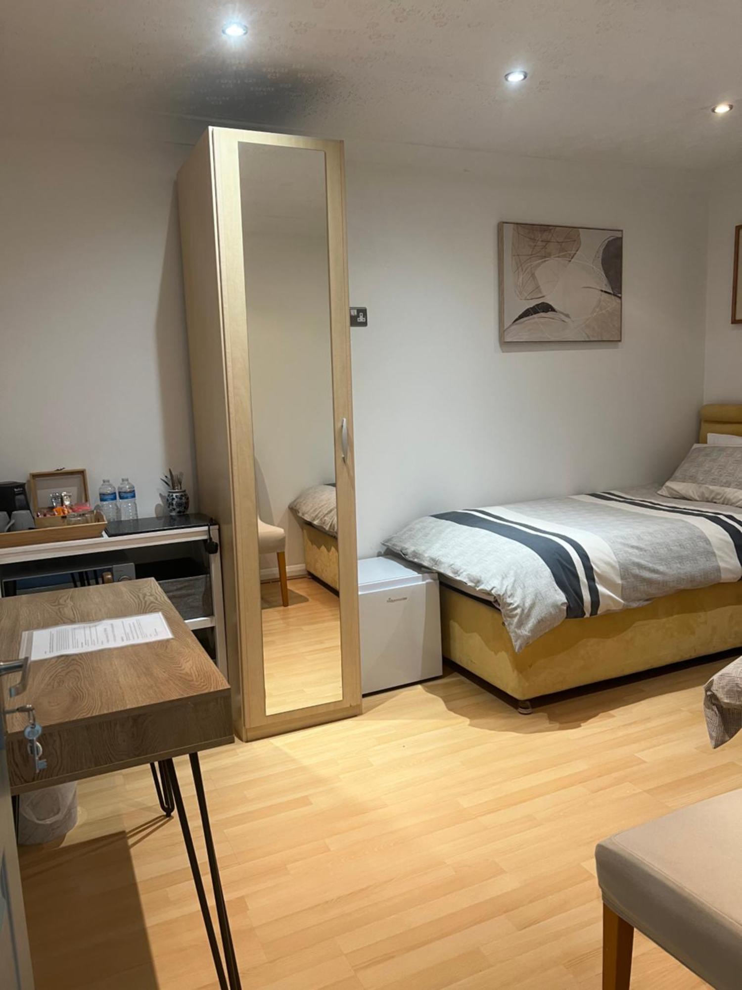 Twin Room At The Bungalow With Shared Shower Room Kettering Extérieur photo