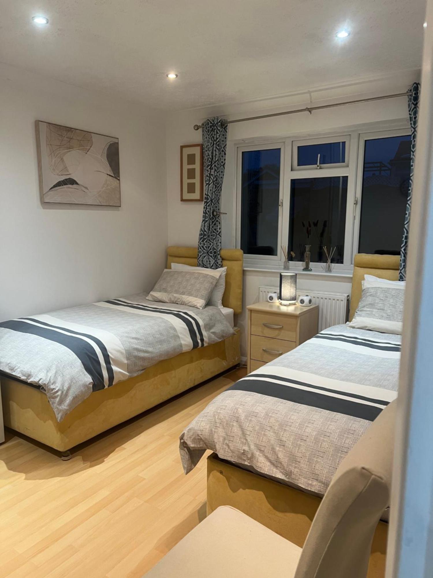 Twin Room At The Bungalow With Shared Shower Room Kettering Extérieur photo